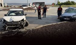 Kütahya'da otomobiller çarpıştı: 2 kişi hastanelik!