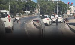 İzmir'de film gibi olay: Paralar yola saçıldı, ortalık karıştı!