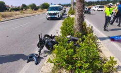 Refüjdeki ağaca çarpmıştı: Motosiklet sürücüsü kurtarılamadı!