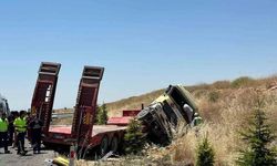 Uşak'ta tır şarampole devrildi: 3 kişi yaralandı