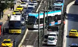 Beyoğlu'nda tramvay raydan çıktı!