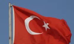 Burdur'da Türk bayrağına tüfekle zarar verildi