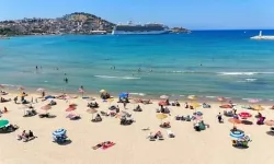 Sıcaktan bunalanlar akın etti: Kuşadası sahillerinde yoğunluk!