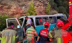 İzmir'de tarım işçilerini taşıyan minibüsün yamaca çarpması sonucu 1 kişi öldü, 8 kişi yaralandı