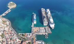 Kuşadası'na 3 kruvaziyerle 9 bin 130 turist geldi
