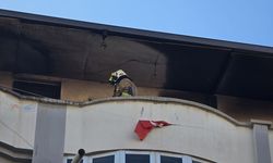 Çatı katında çıkan yangında 2 çocuk dumandan etkilendi