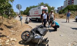 Otomobille çarpışan motosikletteki 2 kişi yaralandı