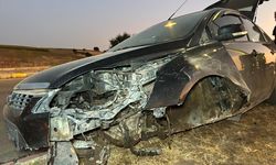 Uşak'ta refüje çarpan otomobildeki 2 kişi yaralandı