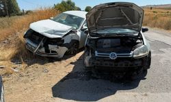 Kütahya'da iki otomobil çarpıştı: 2 kişi hastanelik!