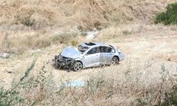 Karşı şeride geçip tarlaya uçtu: Feci kazada sürücü kurtarılamadı!