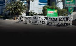 Siyah-beyazlılardan Arkas binası önünde pankartlı isyan: "Yazıklar olsun sana İzmir"