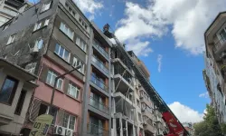 Çatıdaki çıplak turist mahalleyi alarma geçirdi