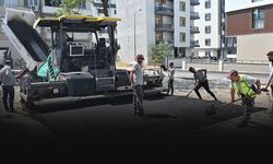 Başkan Eşki iş makinesinin başına geçti: Bornova’nın sokakları yenileniyor
