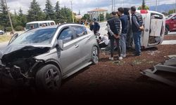 İki otomobil kafa kafaya çarpıştı: 7 kişi hastanelik!