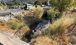 Kanala devrilen otomobilin sürücüsü yaralandı