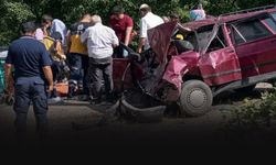 Otomobiller kafa kafaya çarpıştı: 1 ölü, 5 yaralı