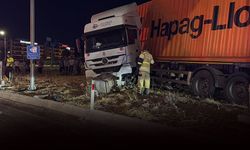 Kontrolden çıkan TIR, refüje çıktı: Sürücü hastanelik!