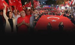 Karşıyaka’da 30 Ağustos coşkusu! Binlerce kişi fener alayı ile sokaklara döküldü
