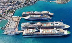 Kuşadası'na 2 kruvaziyerle 8 bin 200 turist geldi!