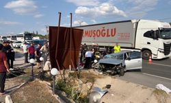 Menfeze çarpan otomobil devrildi: 2 kişi öldü!