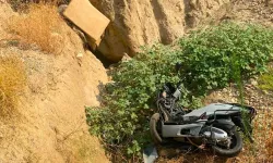 Motosiklet şarampole devrildi: 18 yaşındaki sürücünün acı sonu!