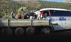 Tur otobüsü önündeki TIR'a ok gibi saplandı: 2 ölü, 8 yaralı