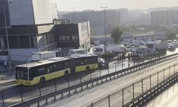 Otomobil İETT otobüsüne çarptı: 3 kişi hayatını kaybetti