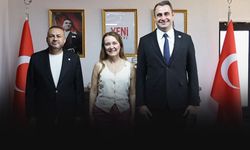 Konak'ta Başkan Mutlu ve 19 meclis üyesi YENİ Parti'ye geçti