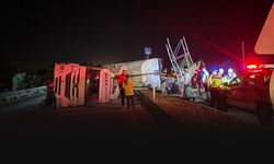 İzmir'de feci kaza... Damperi açık kalan TIR tabelaya çarparak devrildi