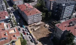 Bahçelievler’de 5 katlı binanın istinat duvarı çöktü