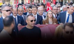 9 Eylül ruhu İzmir sokaklarında: Başkan Tugay İzmirlilerle yürüdü