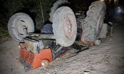 Kütahya'da devrilen traktörün sürücüsü yaralandı
