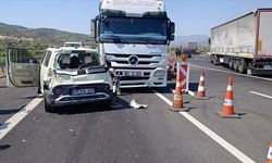 Tırın otomobile çarptığı kazada 3 kişi yaralandı