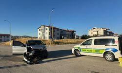 Uşak'ta iki otomobilin çarpıştığı kazada 3 kişi yaralandı
