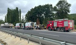 Kamyonet park halindeki otomobile ve iki kardeşe çarptı: 3 kişi yaralandı!