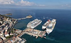 Kuşadası'na 4 kruvaziyer ile 11 bin 811 turist geldi