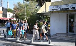 Kuşadası'na iki kruvaziyerle denizden 7 bin 50 turist geldi