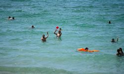 Kuşadası'nda 'sarı yaz' hareketliliği; turistler denize girdi