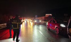 Bariyerleri aşan TIR karşı şeride geçti: Sürücü hastanelik!