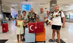 Milli yüzücü Tuna Tunca'ya coşkulu karşılaşama