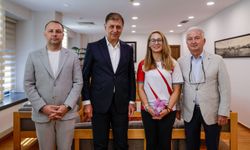 Başkan Tugay, şampiyon okçu Dünya Yenihayat’ı ağırladı!