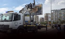 Büyükşehir’den Karşıyaka Belediyesi’ne sert billboard yanıtı: Yetki Büyükşehir'de kaçak reklam panoları söküldü!