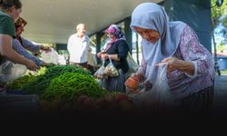 Aliağa Hacıömerli’de Salı pazarı bereketi: Doğal ürünler tezgahlarda