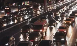 İstanbul'da yağışlı hava trafiği vurdu: Yoğunluk yüzde 85'e ulaştı