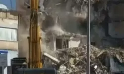 Kuşadası'nda 5 katlı bina yıkım sırasında çöktü