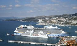 Kuşadası'na 2 kruvaziyerle denizden 4 bin 694 turist geldi