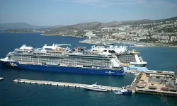 Kuşadası'na bir günde 2 kruvaziyerle 7 bin 818 turist geldi