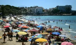 Kuşadası'nda 'sarı yaz' hareketliliği: Sahillere akın ettiler!