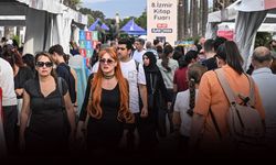 Okurlar yazarlarıyla buluşmak için sıraya girdi: İZKİTAP’ta imza izdihamı!