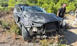 Otomobil bariyer ve elektrik direğine çarptı: Feci kazada 1 ölü, 3 yaralı!
